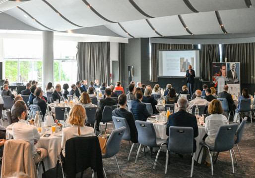 Donald Trump, a historical figure,  analysed by Economist Jean-Pierre Petit